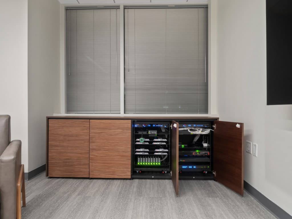 Equipment cabinet